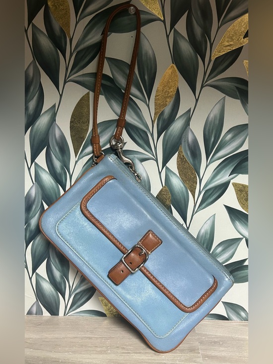 Coach Handbags - Vintage Coach Hamptons Spectator Leather Wristlet